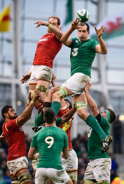 In Irlanda-Galles Alun Wyn Jones e Devin Toner sono sospinti in aria dai compagni durante una rimessa in gioco (Getty Images)